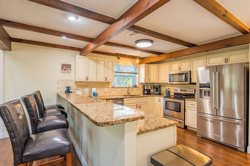 Fully equipped kitchen with everything you need to cook at home.