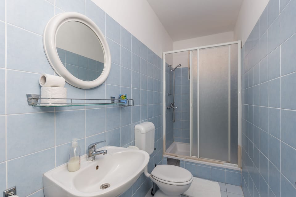 Apartment (1Bedroom Suite,Balcony, Sea view) | Bathroom | Shower, towels