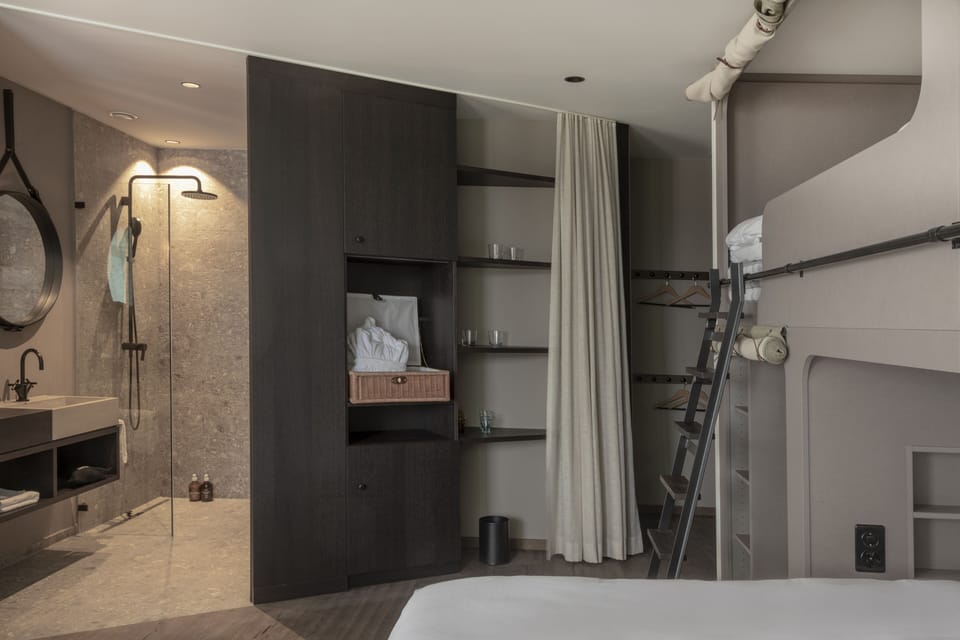 Nomad L | Premium bedding, in-room safe, desk, soundproofing