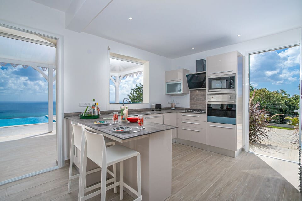 The kitchen of the villa Carpe Diem offers you the privilege of cooking your meals facing the Caribbean Sea.