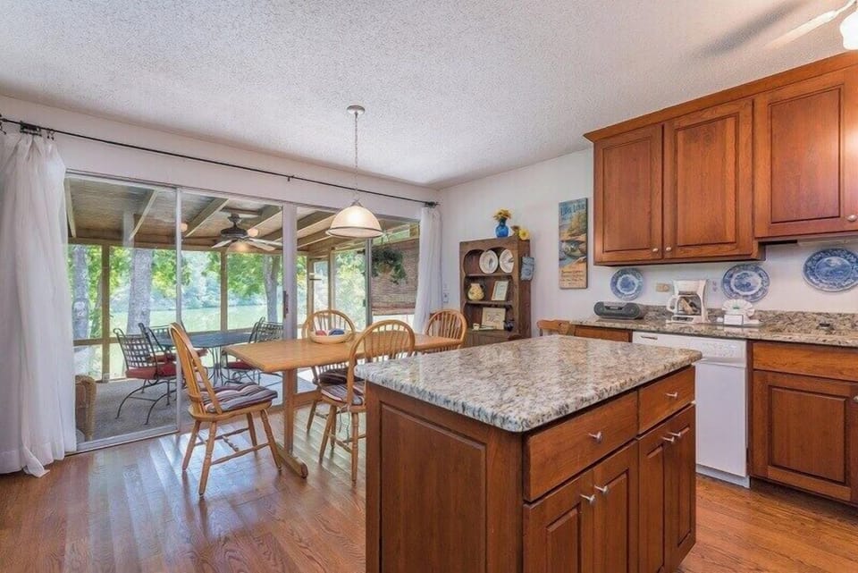 Kitchen & Dining area