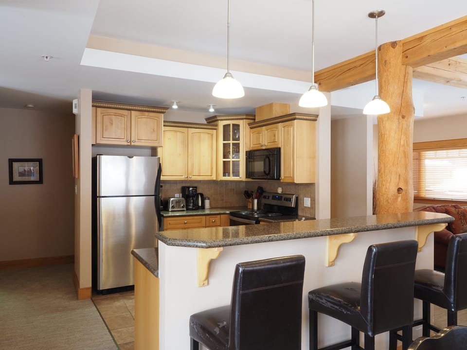 Kitchen Island and Kitchen