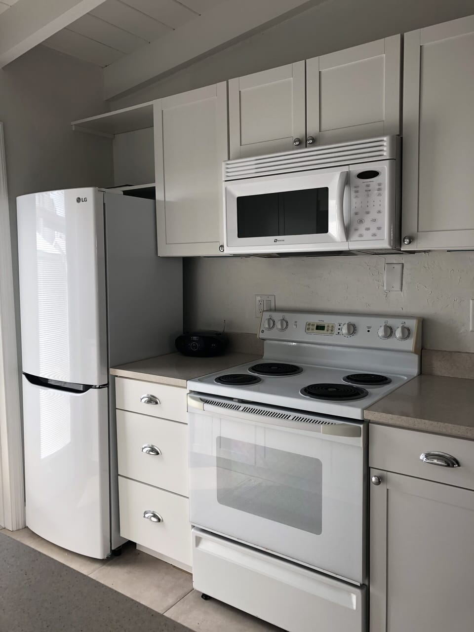 Kitchen, Microwave, Fridge, Freezer, Stove, Oven.