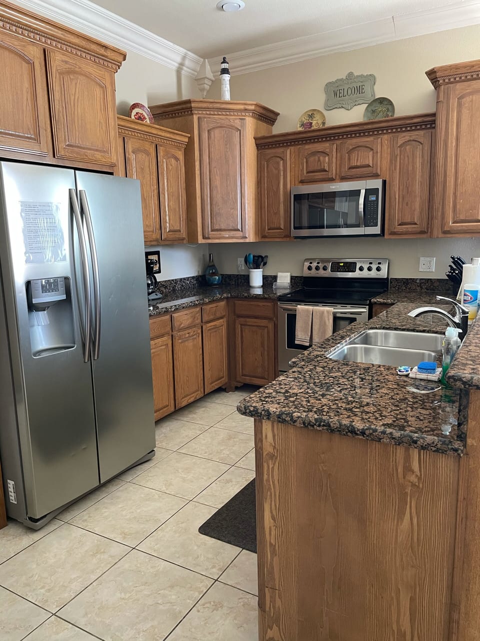 Fully stocked kitchen to cook a nice meal. 