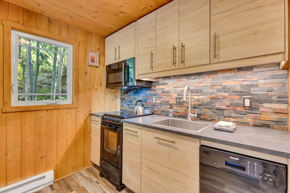 Full Size kitchen:
- Refrigerator
- Oven and stove top
- Microwave
- Drip Coffee Maker
- Dishwasher