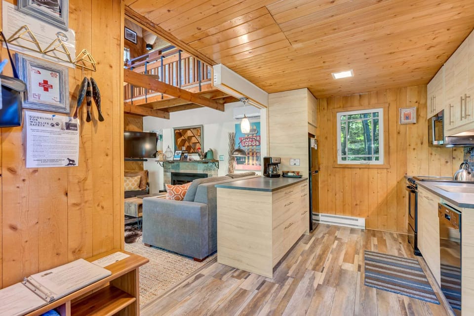 Full Size kitchen:
- Refrigerator
- Oven and stove top
- Microwave
- Drip Coffee Maker
- Dishwasher
