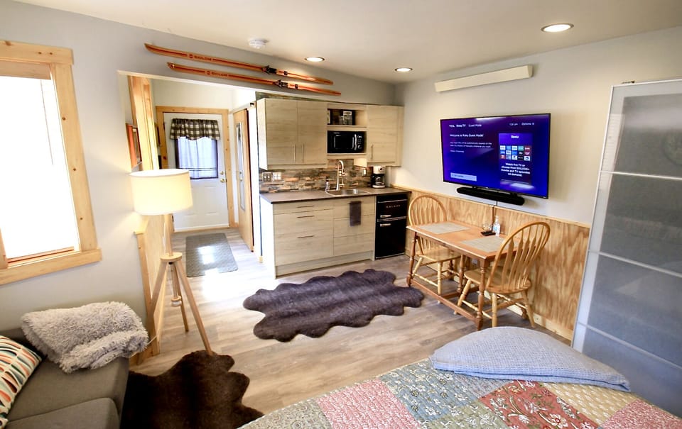 Cabin B
•Studio Living
•Streaming TV