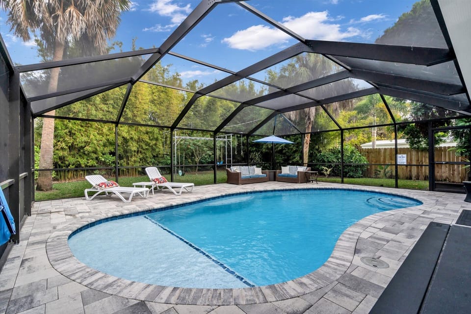 Outdoor Caged Pool- Lots of privacy
