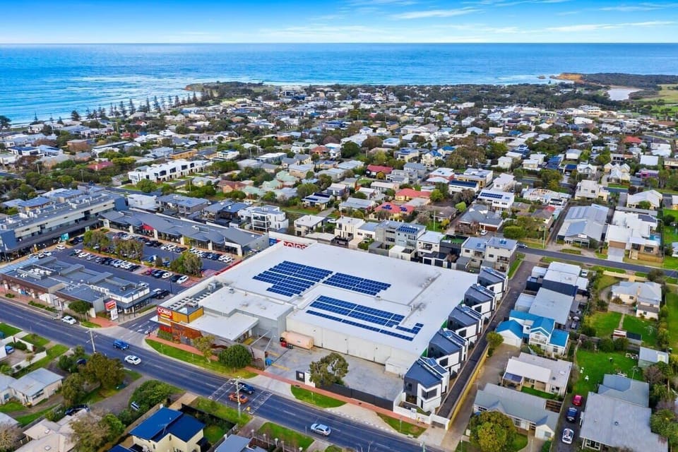 Situated in a premium central position, the home is just a short walk from Torquay’s bustling boutique shops, popular cafes, and supermarkets