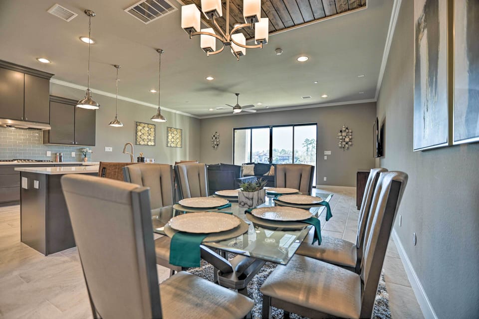 Dining Room | 1st Floor | Dishware/Flatware Provided