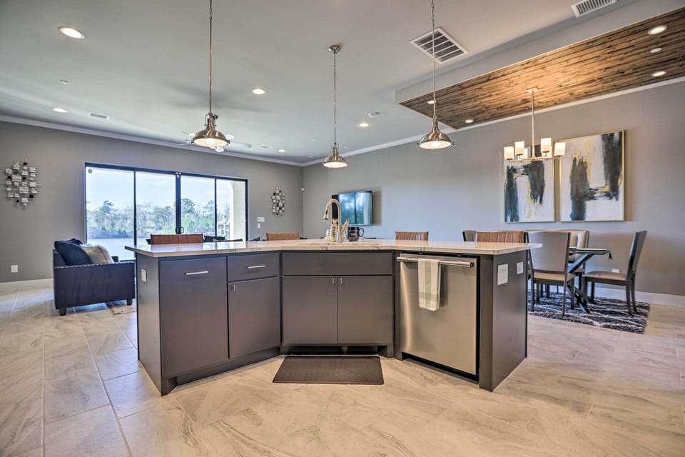 Fully Equipped Kitchen | Trash Bags/Paper Towels Provided