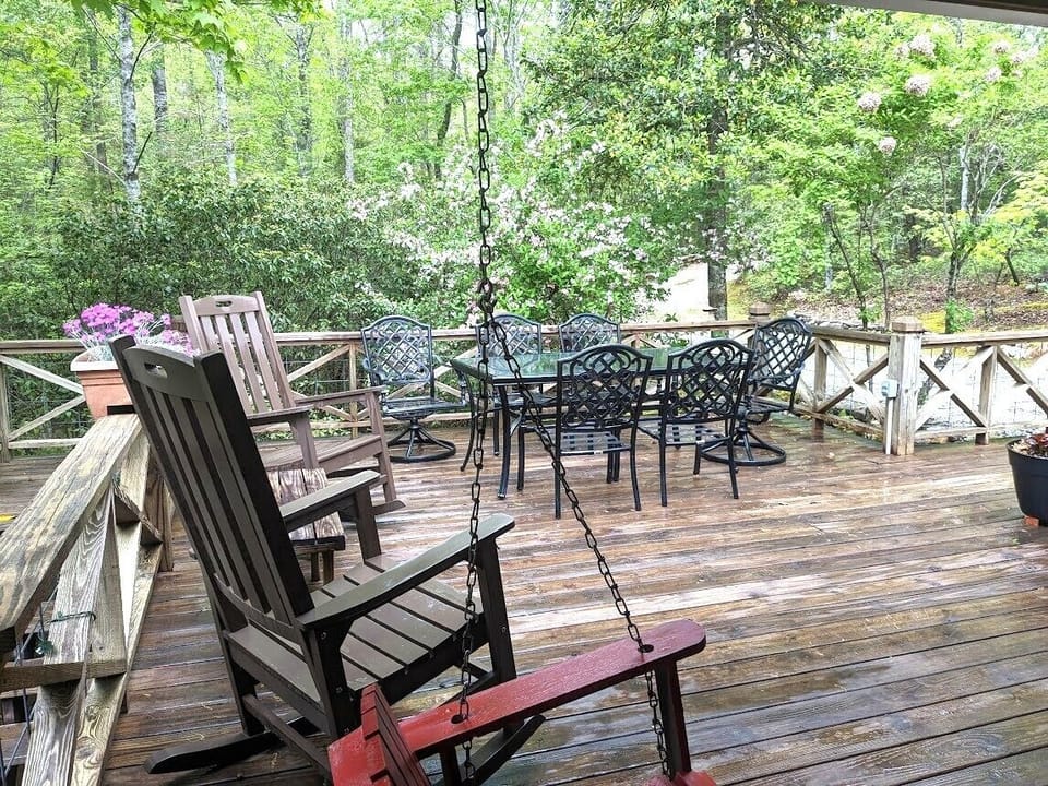 Dining al fresco while birdwatching on the deck!