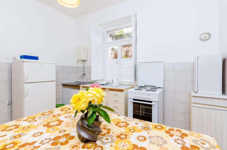Apartment (Two Bedroom Apartment with Terrace) | In-room dining
