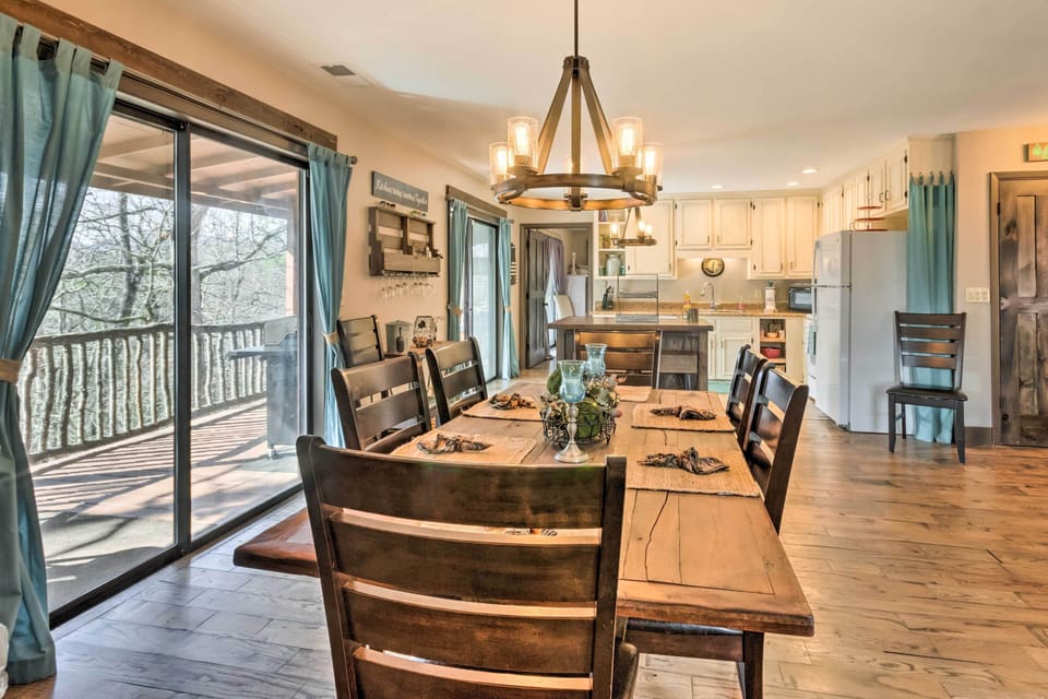 Dining Area | Dishware/Flatware Provided