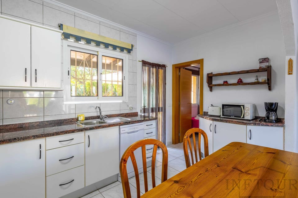 Kitchen or kitchenette,Dining area