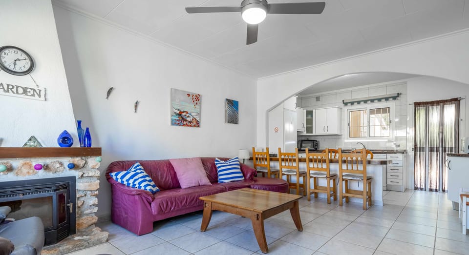 Communal lounge/ TV room,Kitchen or kitchenette,Living room,Dining area
