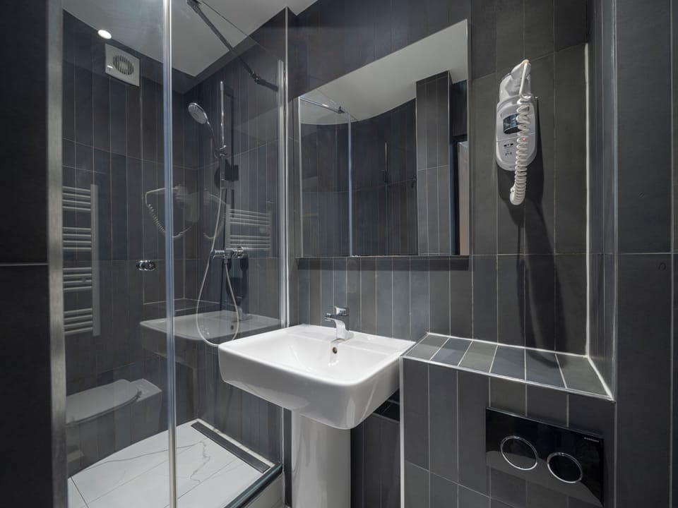 Classic Double Room | Bathroom | Shower, rainfall showerhead, free toiletries, hair dryer