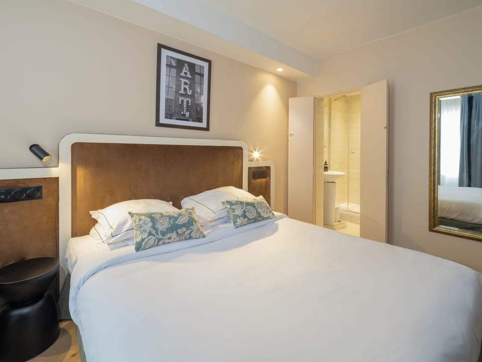 Premium bedding, in-room safe, desk, blackout drapes