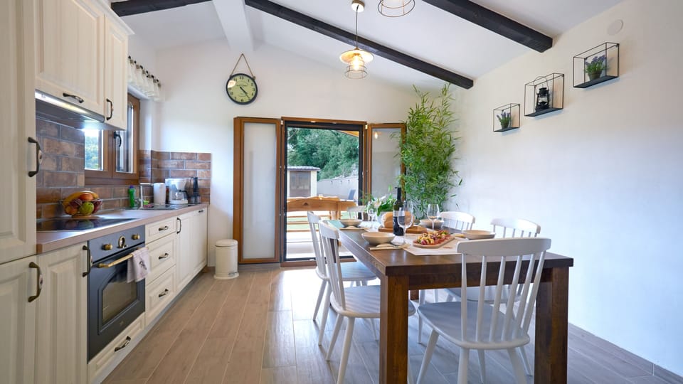 Kitchen & Dining Area