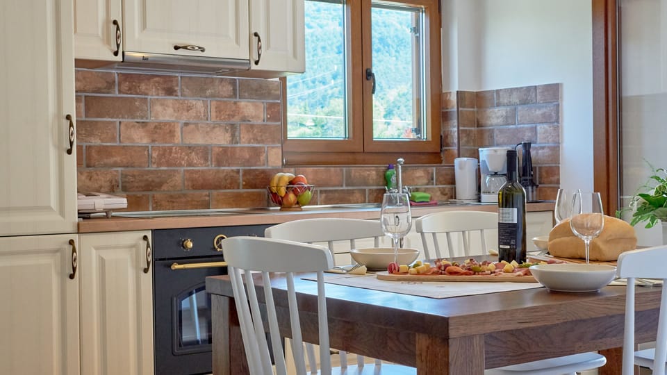 Kitchen & Dining Area