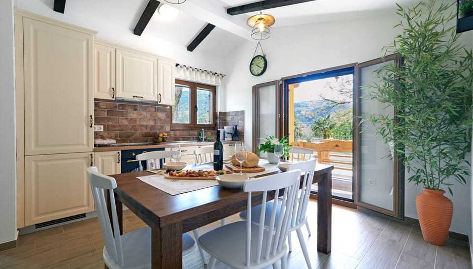 Kitchen & Dining Area