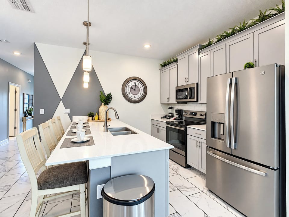 Modern Kitchen with Stainless Steel Appliances and Breakfast Bar