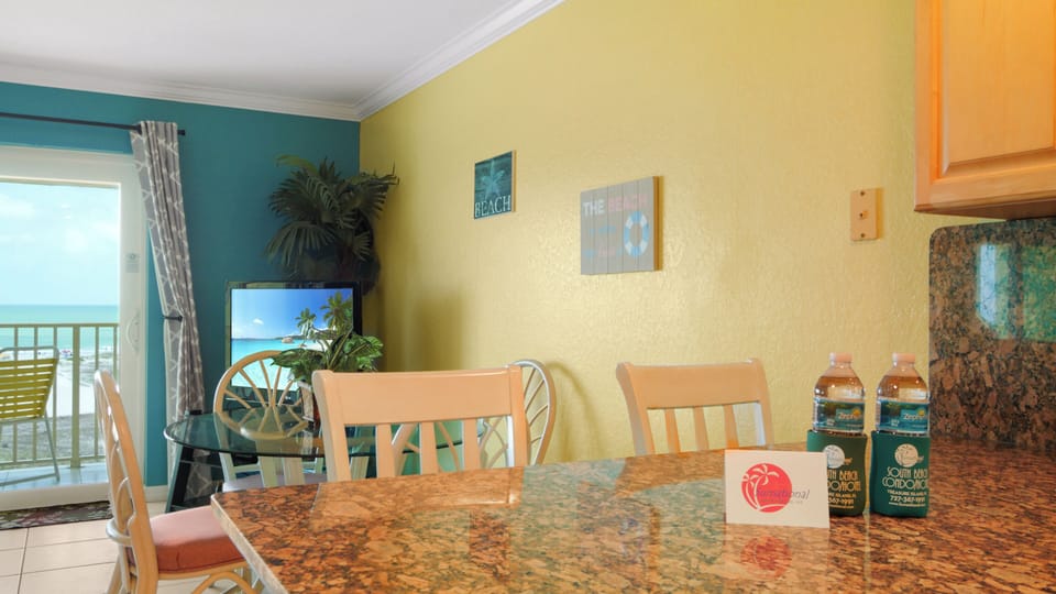 SouthBeachRoom605DiningArea
