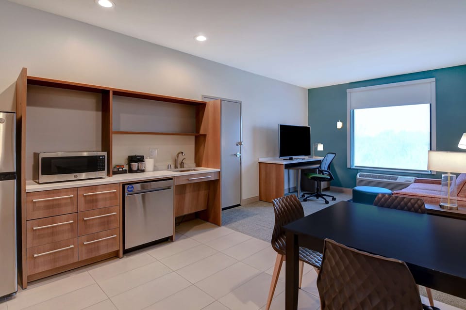 Full-size fridge, microwave, dishwasher, coffee/tea maker