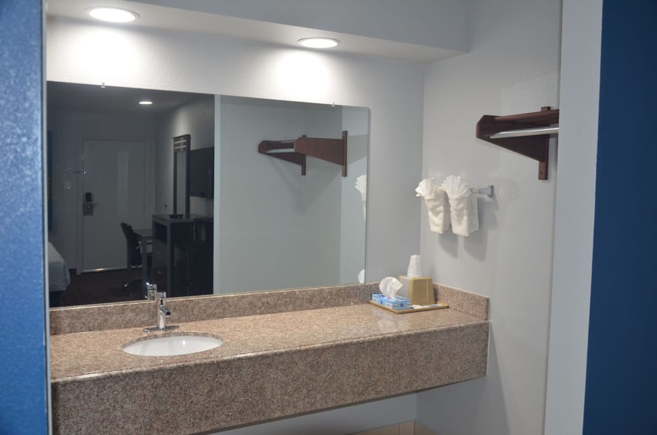 Single Room | Bathroom | Combined shower/tub, towels