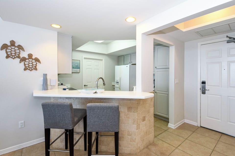 Silver Beach Towers West 1205- Breakfast Bar