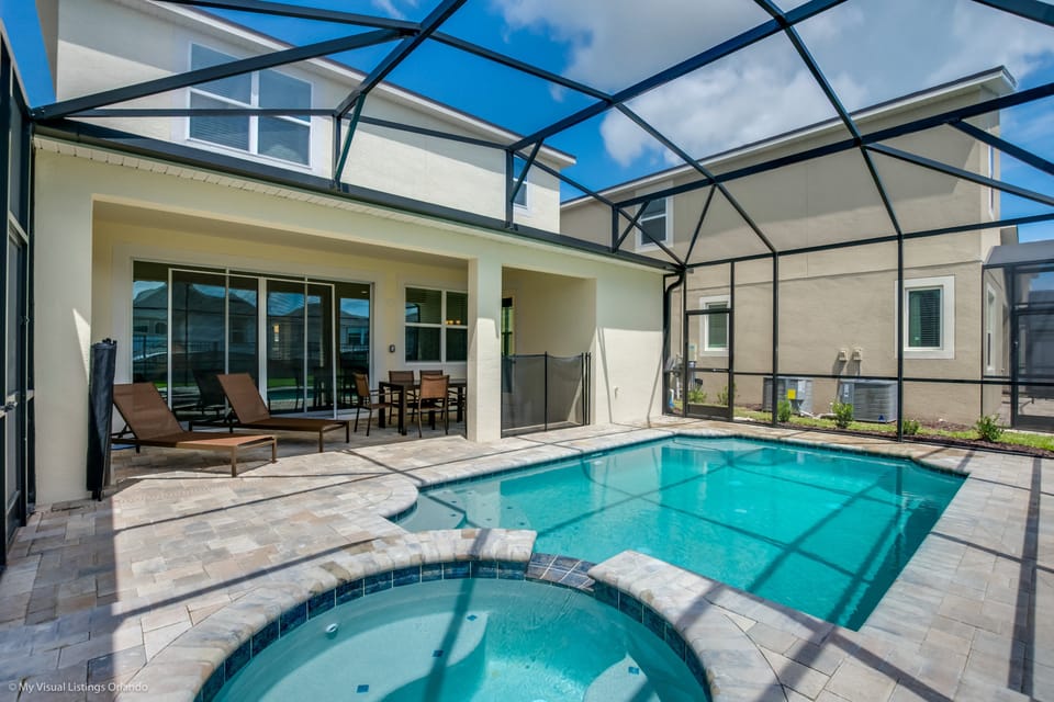 Beautiful 4 bed 3.5 bath villa located in Solara Resort