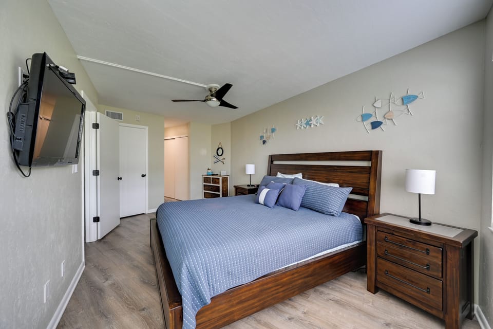 Bedroom | King Bed | Linens Provided