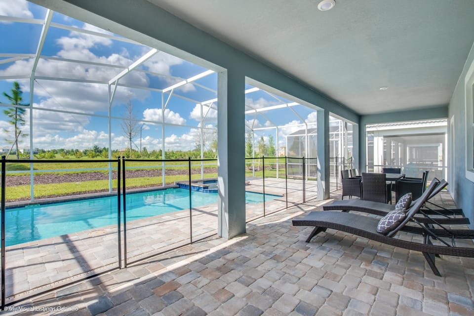 Beautiful 5 bed 5 bath villa located in Champions Gate Resort