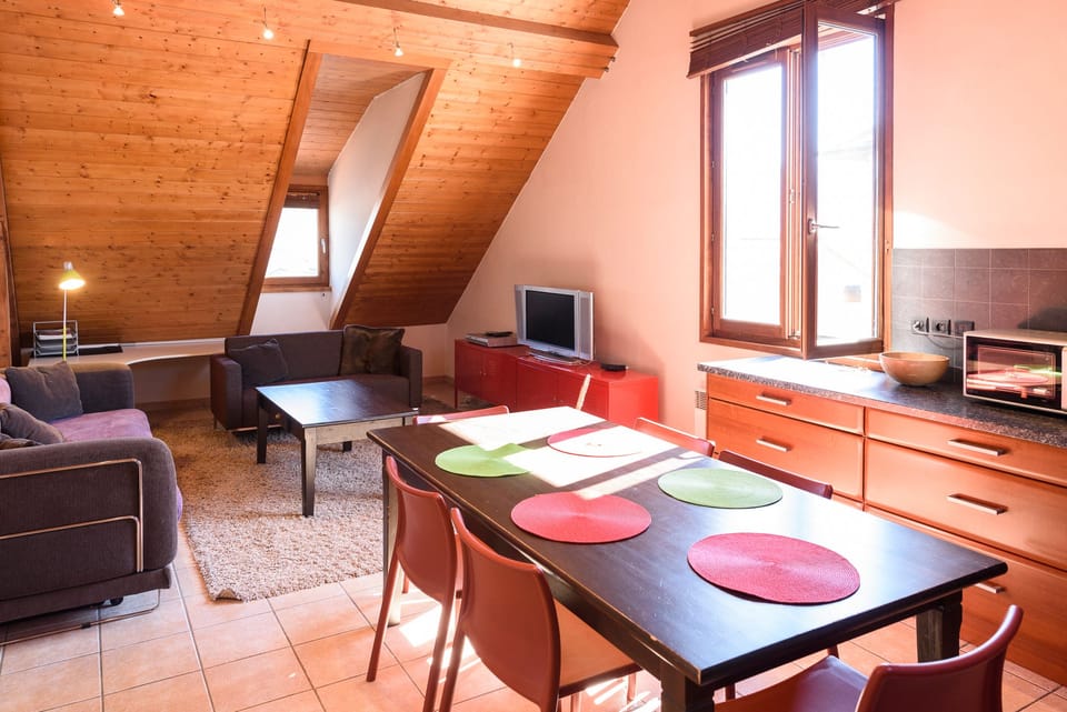 Apartment, 3 Bedrooms | Living room | 80-cm flat-screen TV with digital channels, TV