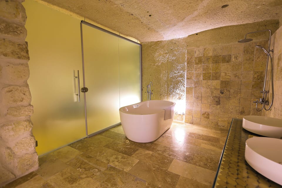Suite Cave Room | Bathroom | Free toiletries, hair dryer, bathrobes, slippers