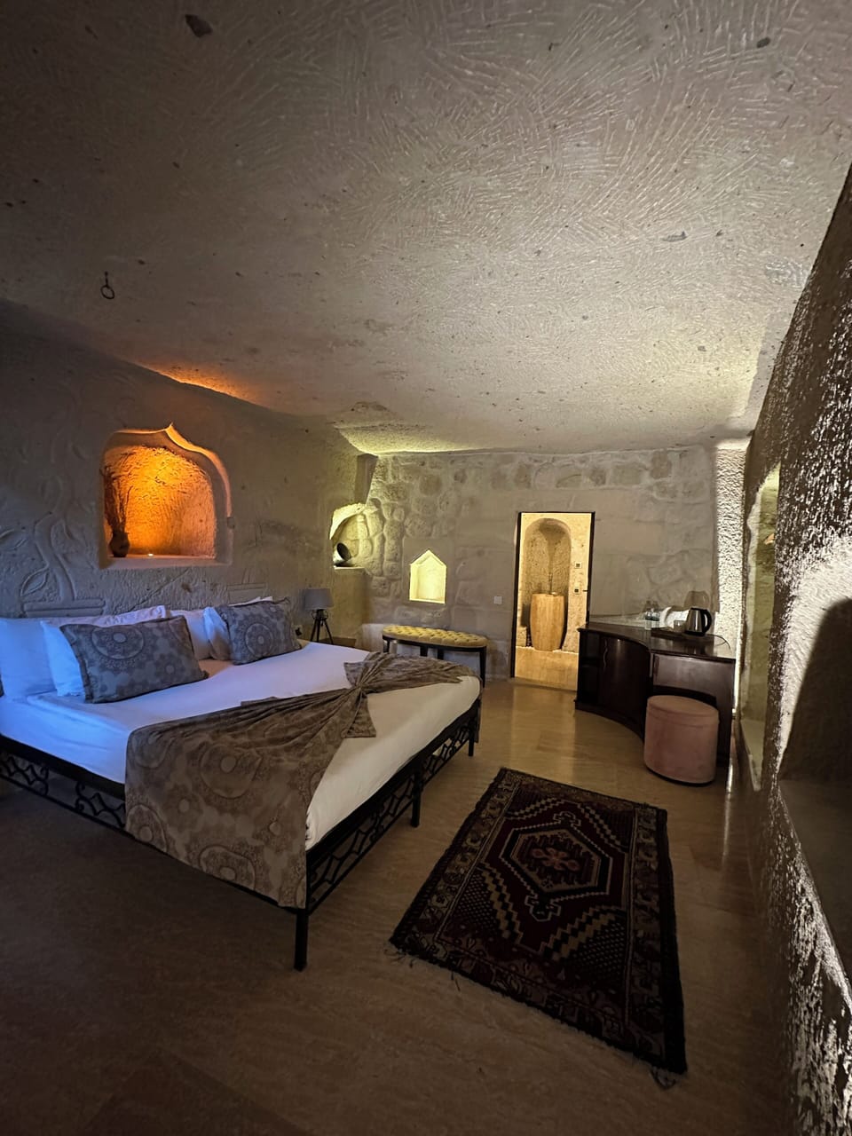 Deluxe Cave Room | Minibar, individually decorated, individually furnished, soundproofing