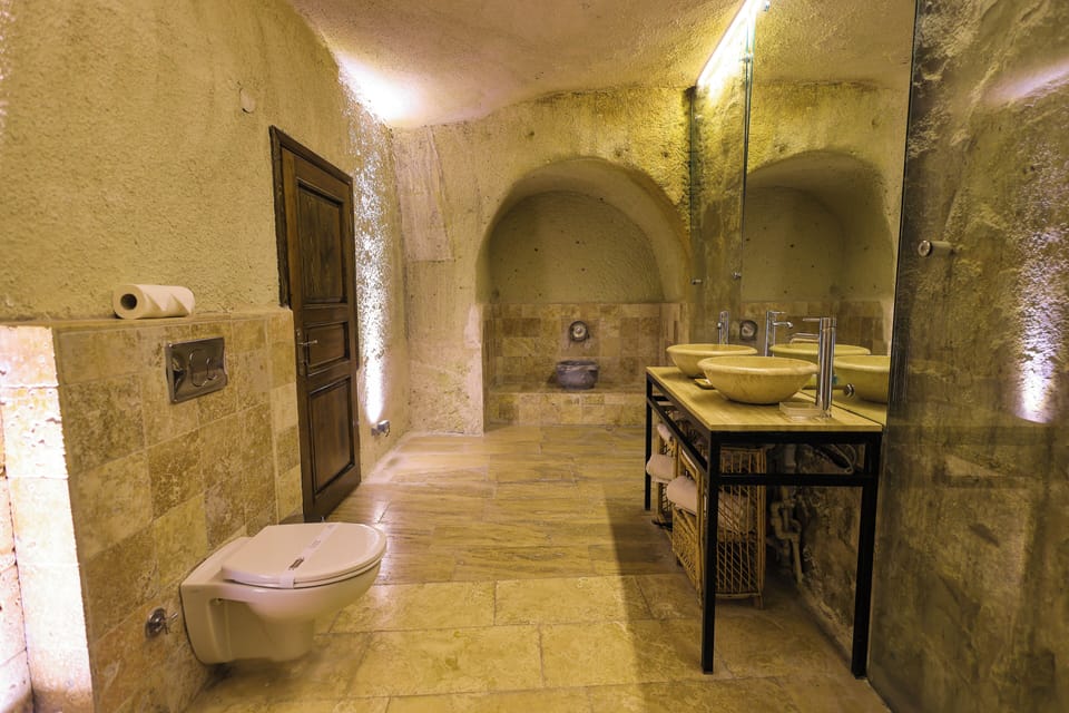 Family Cave Room | Bathroom | Free toiletries, hair dryer, bathrobes, slippers