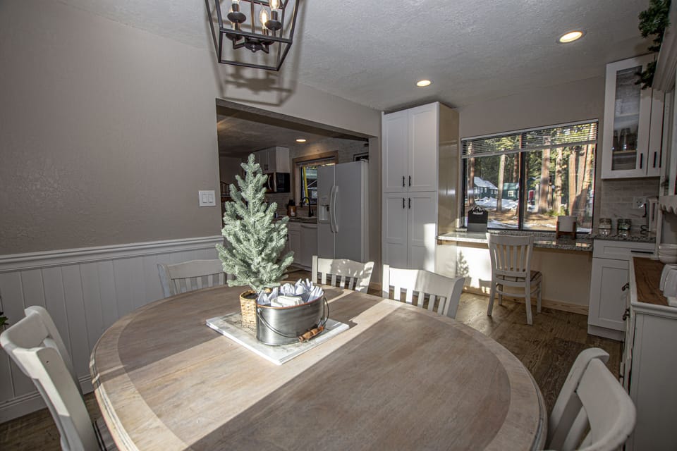 Emerald Cabin Dining Area