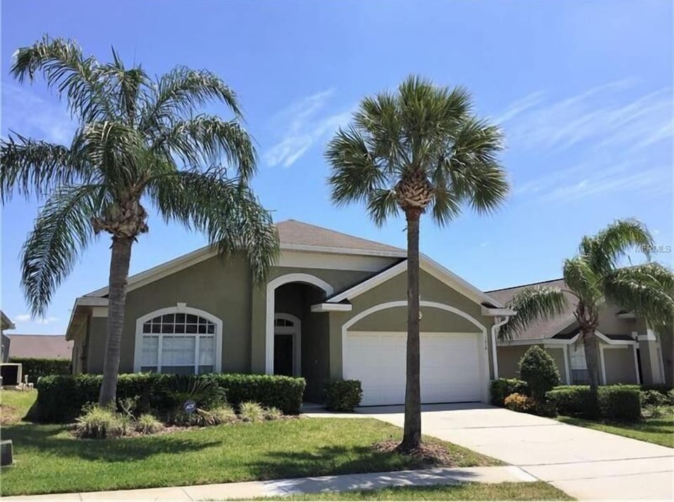 Beautiful 4 bed 3.5 bath villa located in Glenbrook Resort