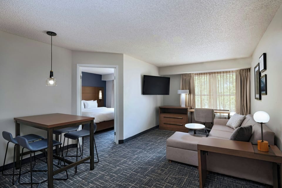 Suite, 2 Bedrooms | Living room | Flat-screen TV