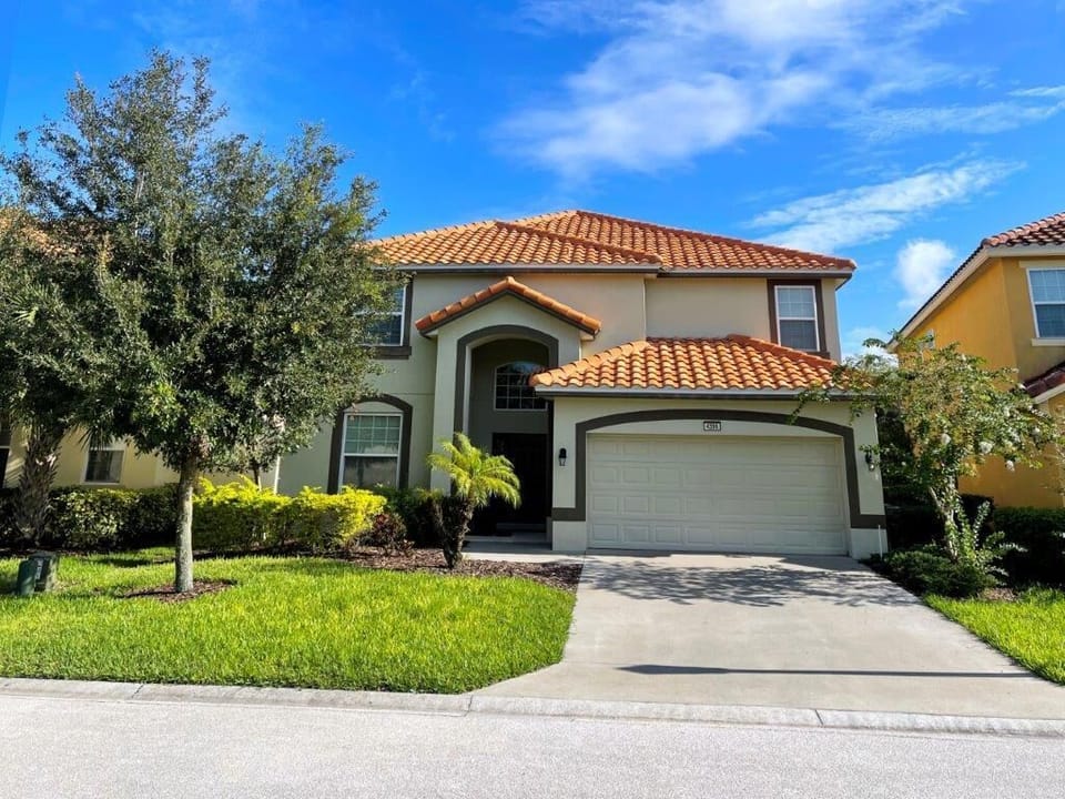 Beautiful 6 bed 5.5 bath villa located in Solterra Resort