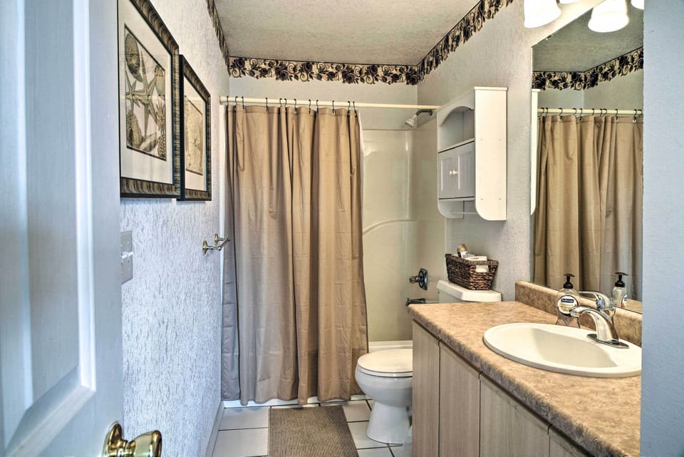 En-Suite Bathroom | Shower/Tub Combo | Towels Provided
