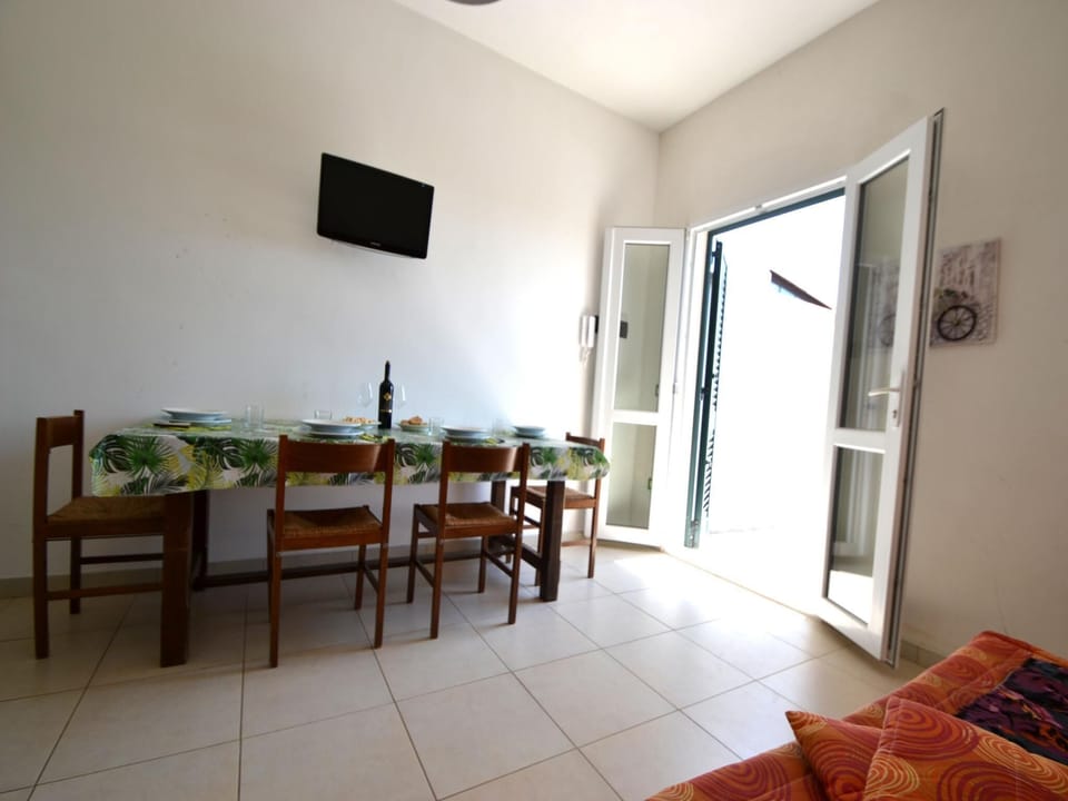 Apartment, 1 Bedroom, Smoking, Balcony | Dining