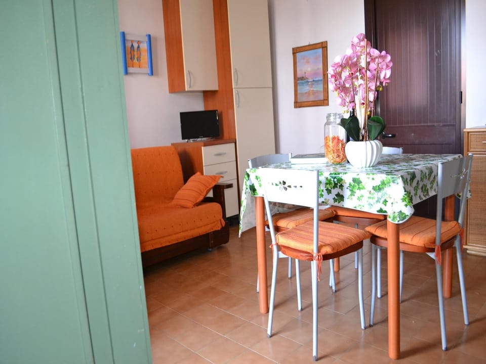 House, 1 Bedroom, Balcony, City View | Dining