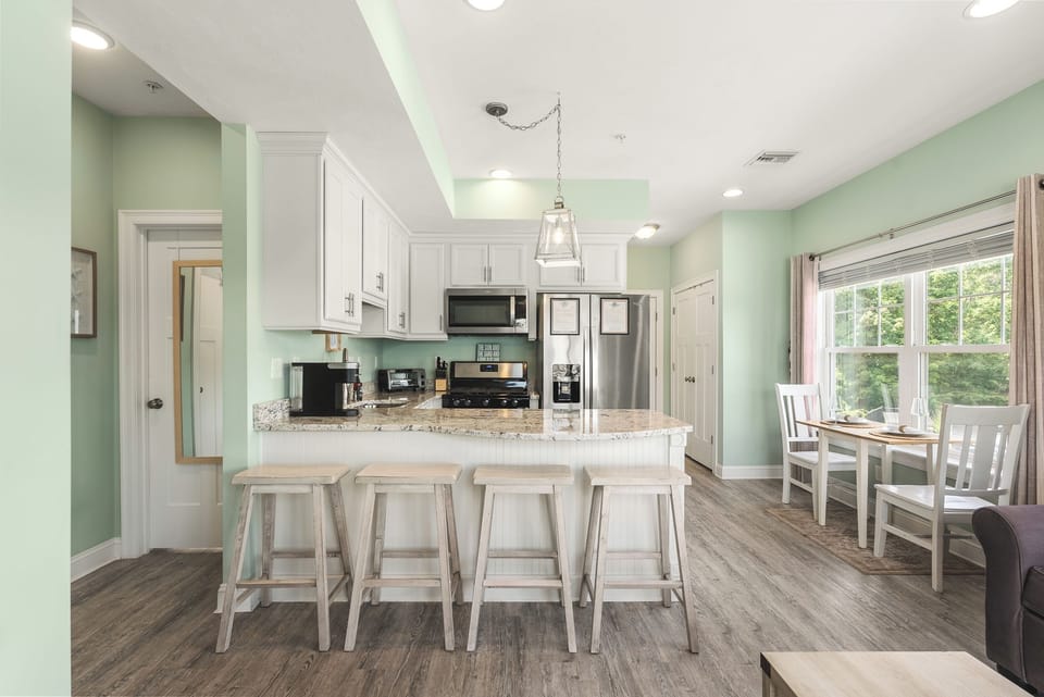 Kitchen | Seating for 4 at the island, seating for 2 at the table