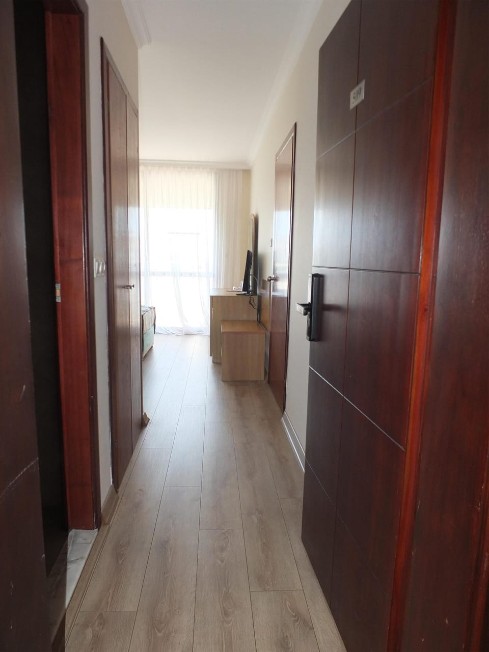 Minibar, in-room safe, bed sheets