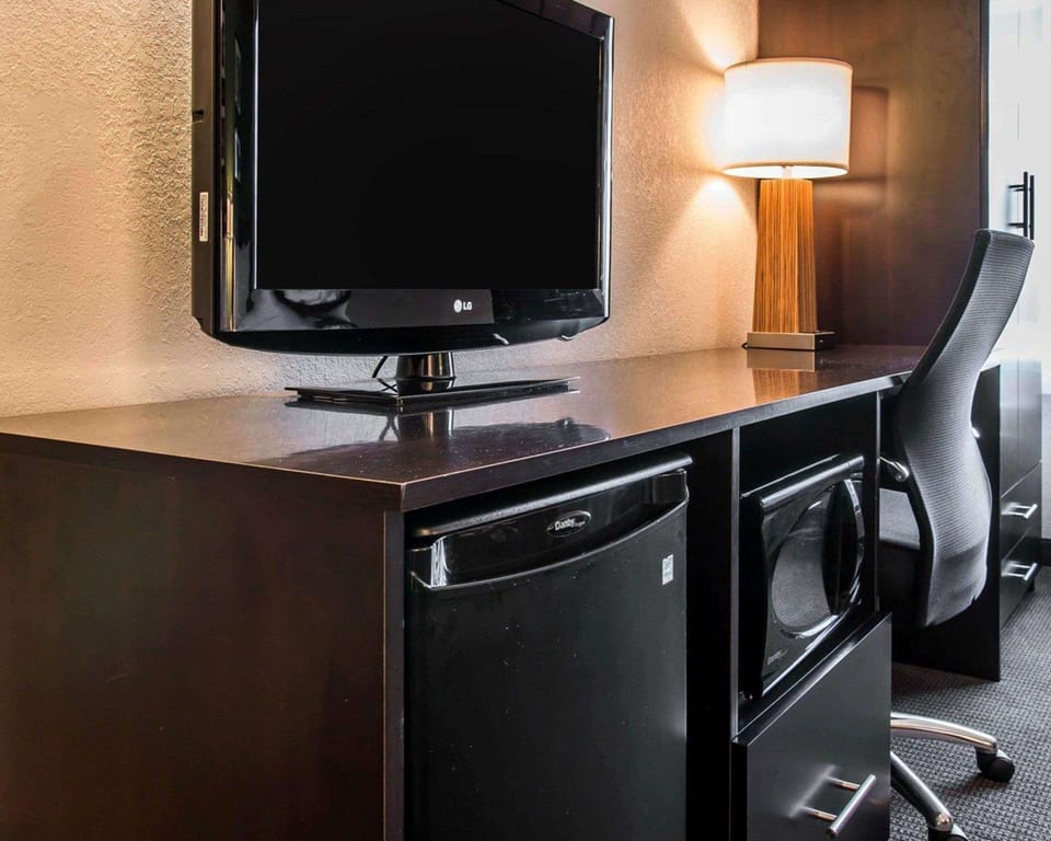 Standard Double Room, 2 Double Beds, Non Smoking | 1 bedroom, premium bedding, desk, blackout drapes