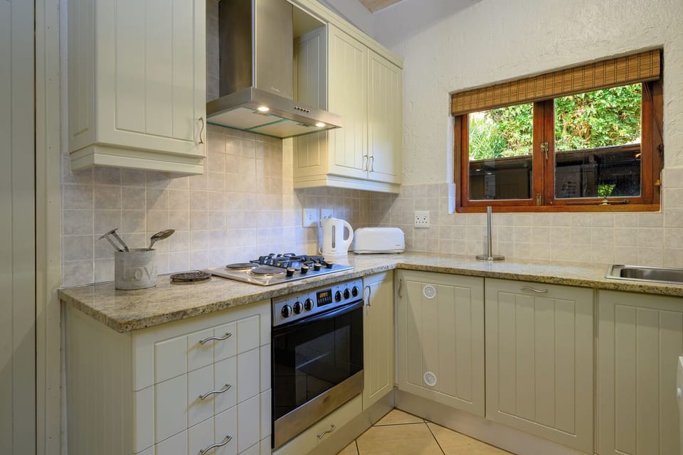 Superior Villa | Private kitchen | Full-size fridge, microwave, oven, stovetop
