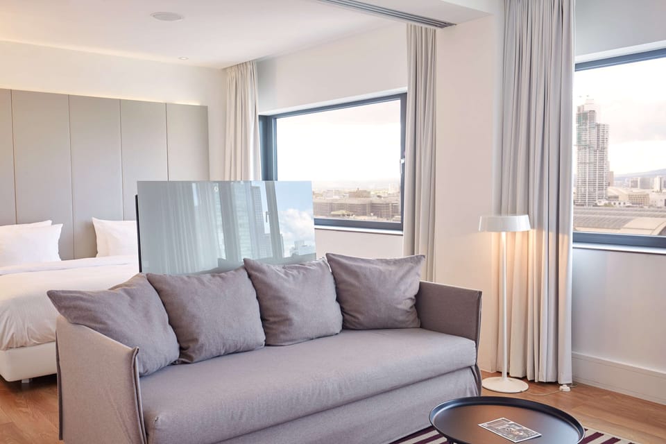 Suite (Master) | Hypo-allergenic bedding, in-room safe, desk, blackout drapes