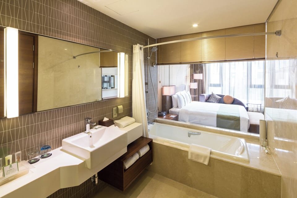 Shower, hydromassage showerhead, free toiletries, hair dryer